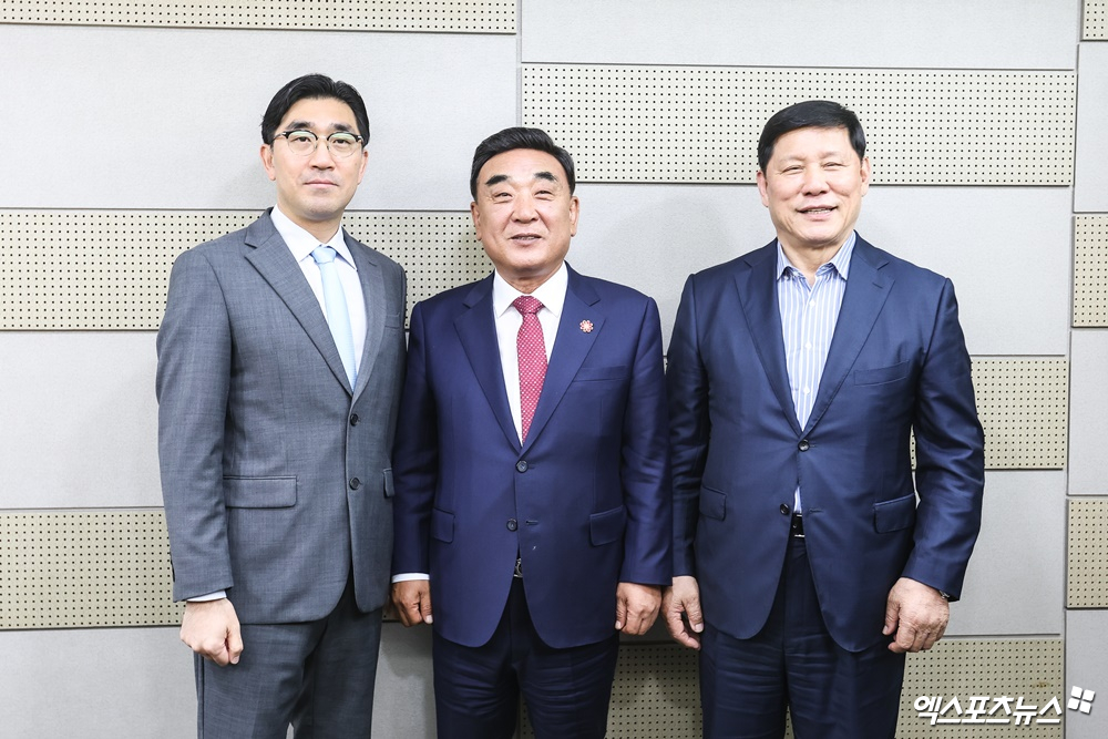 16일 울산문수야구장에서 티타임을 가진 이진만 구단 대표이사-김두겸 시장-허구연 KBO 총재(왼쪽부터). 울산, 박정현 기자