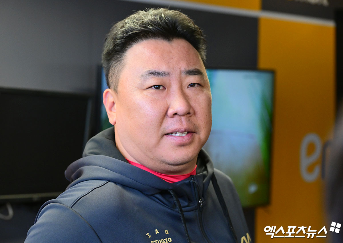 10일 오후 인천SSG랜더스필드에서 열리는 '2025 신한 SOL Bank KBO리그' KIA 타이거즈와 SSG 랜더스의 경기, KIA 이범호 감독이 취재진과 대화를 나누고 있다. 엑스포츠뉴스 DB
