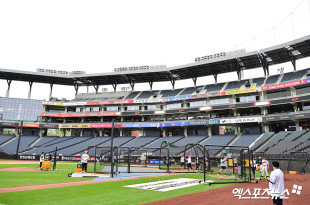 비내리는 가운데 훈련중인 한화 선수단[포토]