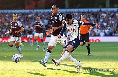 손흥민은 17일(한국시간) 영국 버밍엄의 빌라 파크에서 열린 2024-2025 프리미어리그 37라운드 원정 경기에서 4-2-3-1 포메이션의 왼쪽 날개로 선발 출전해 후반 29분 교체아웃될 때까지 74분을 뛰었다. 손흥민은 지난 11일 열린 크리스털 팰리스와의 홈 경기에서 후반 초반 교체로 들어와 32분을 뛰었다.애스턴 빌라전에선 출전 시간이 더 늘어날 것으로 예상됐고 나름대로 충분한 시간을 뛰었다. 유로파리그 결승전 선발 출전도 체력적으로 가능하다는 점을 알렸다. 다만 그라운드 볼 경합을 6번 시도해 모두 실패하는 등 경기력은 좋지 않았다. 연합뉴스