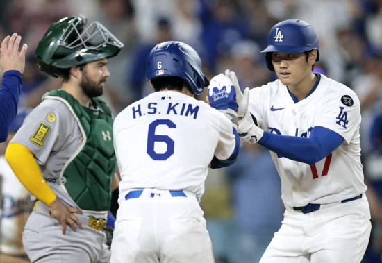 LA 다저스 김혜성이 17일 미국 캘리포니아주 로스앤젤레스의 다저스타디움에서 열리는 2025 미국프로야구 메이저리그 LA 에인절스와의 홈경기에 9번타자 겸 2루수로 선발 출전한다. 15일, 16일 애슬레틱스전에서 맹활약한 김혜성은 17일 경기에서 3경기 연속 안타를 바라본다. AFP 연합뉴스