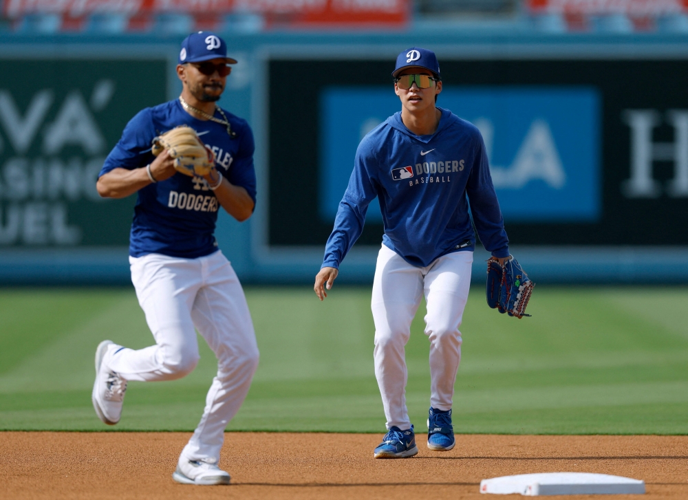 LA 다저스 김혜성이 17일 미국 캘리포니아주 로스앤젤레스의 다저스타디움에서 열린 2025 미국프로야구 메이저리그(MLB) LA 에인절스와의 홈경기에 9번타자 겸 2루수로 선발 출전해 첫 타석에서 안타를 때려냈다. AFP 연합뉴스