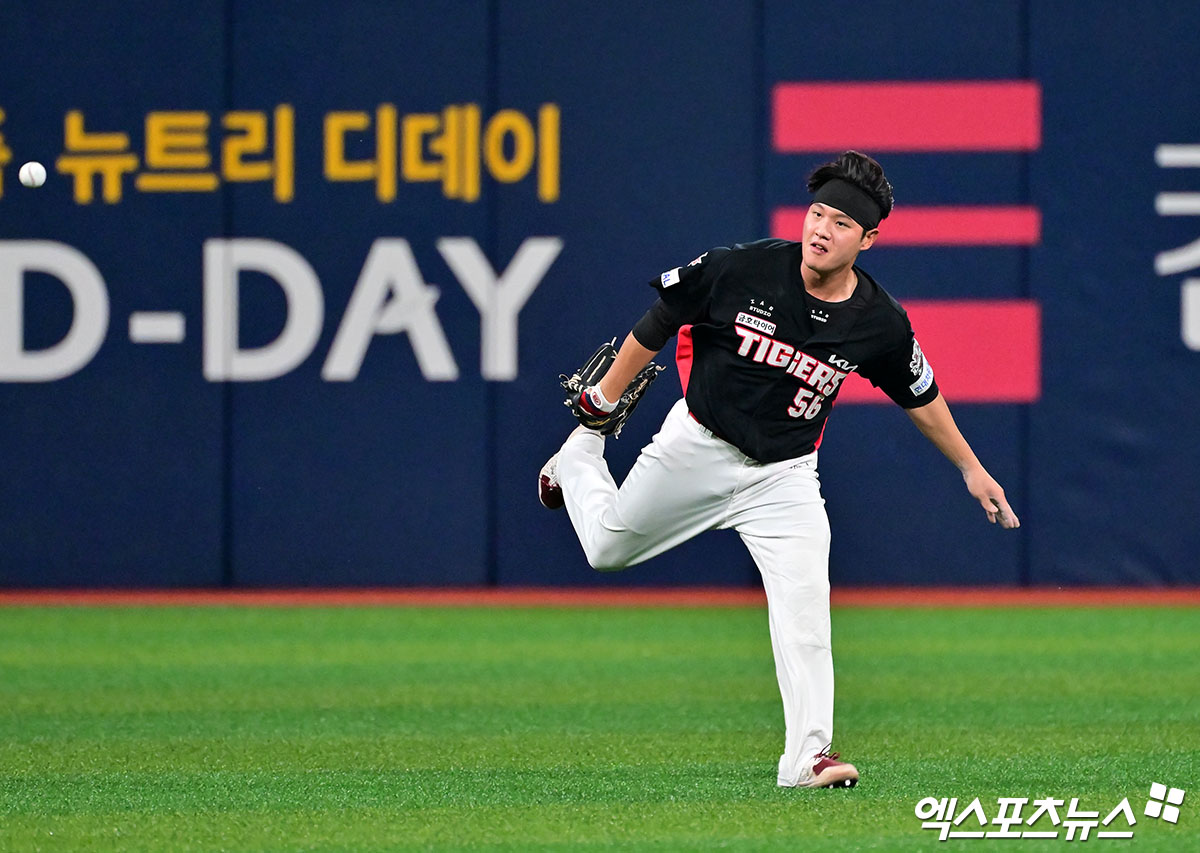 7일 오후 서울 구로구 고척스카이돔에서 열린 '2025 신한 SOL Bank KBO리그' KIA 타이거즈와 키움 히어로즈의 경기, 6회말 2사 KIA 오선우가 키움 카디네스의 바운드 되는 타구를 놓치고 있다. 엑스포츠뉴스 DB