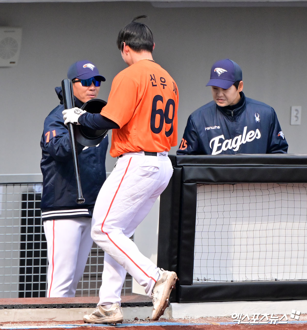 6일 오후 대전 한화생명 볼파크에서 열린 한화 청백전 경기, 한화 이대진 퓨처스 감독이 득점에 성공한 신우재와 주먹을 맞대고 있다. 엑스포츠뉴스 DB