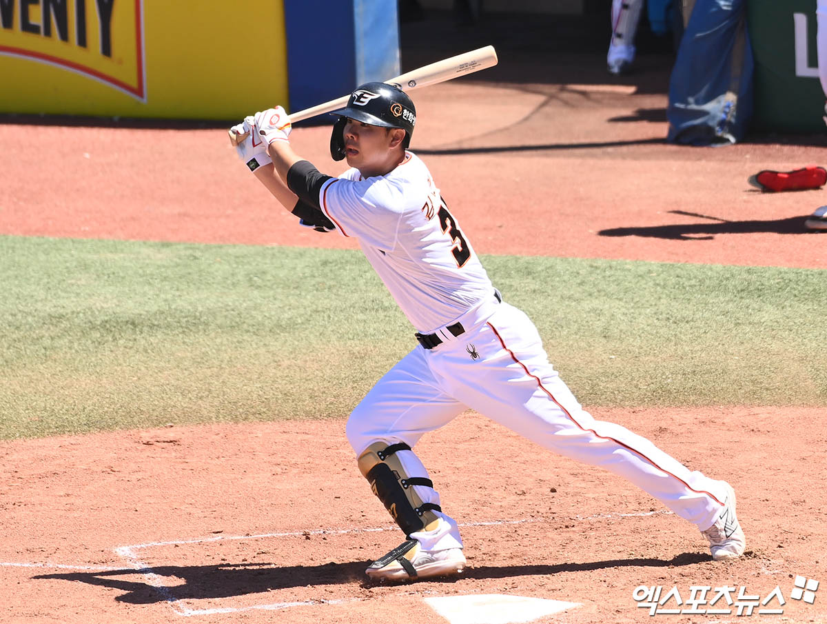 18일 호주 멜버른 볼파크에서 2024 한화 이글스 스프링캠프가 진행됐다.  이날 열린 한화 이글스와 호주 야구 국가대표팀의 연습경기, 한화 김인환이 타격하고 있다. 엑스포츠뉴스 DB