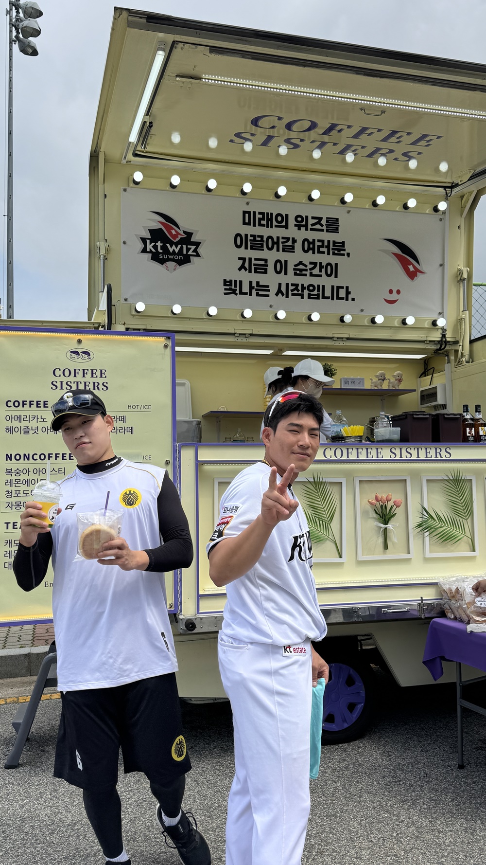 KT 위즈 퓨처스리그팀은 17일 익산야구장에서 열린 '2025 메디힐 KBO 퓨처스리그' 상무(국군체육부대)전을 앞두고 팬들의 뜻깊은 선물을 받았다. KT 위즈