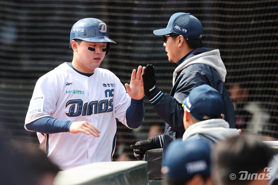 NC 포수 김형준(왼쪽)은 17일 울산문수야구장에서 열린 '2025 신한 SOL Bank KBO 리그' 키움과 더블헤더 1경기에서 8번타자 포수로 선발 출전했다. 7회말 결승타를 포함해 2타점을 기록. 공격에 활력을 불어넣었다. NC 다이노스