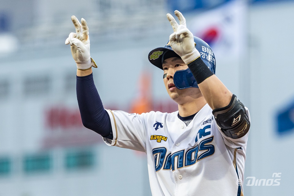 NC 외야수 박건우는 17일 울산문수야구장에서 열린 '2025 신한 SOL Bank KBO 리그' 키움과 더블헤더 1경기에서 4번 지명타자로 선발 출전했다. 5회말 동점을 만드는 솔로포를 터트려 팀 승리에 힘을 보탰다. NC 다이노스