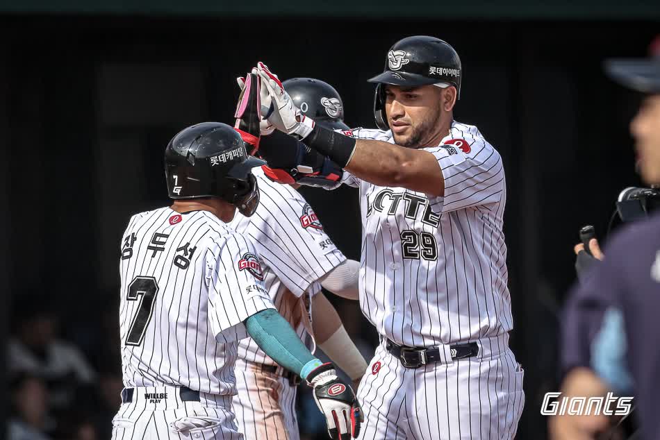 롯데 자이언츠 외국인 타자 빅터 레이예스가 17일 부산 사직야구장에서 열린 2025 신한 SOL Bank KBO리그 삼성 라이온즈와의 팀 간 4차전 및 더블헤더 1차전에서 2안타 1홈런 5타점을 기록, 팀의 7-5 역전승을 이끌었다. 사진 롯데 자이언츠