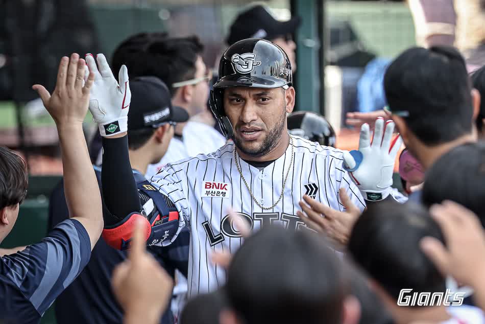 롯데 자이언츠 외국인 타자 빅터 레이예스가 17일 부산 사직야구장에서 열린 2025 신한 SOL Bank KBO리그 삼성 라이온즈와의 팀 간 4차전 및 더블헤더 1차전에서 2안타 1홈런 5타점을 기록, 팀의 7-5 역전승을 이끌었다. 사진 롯데 자이언츠