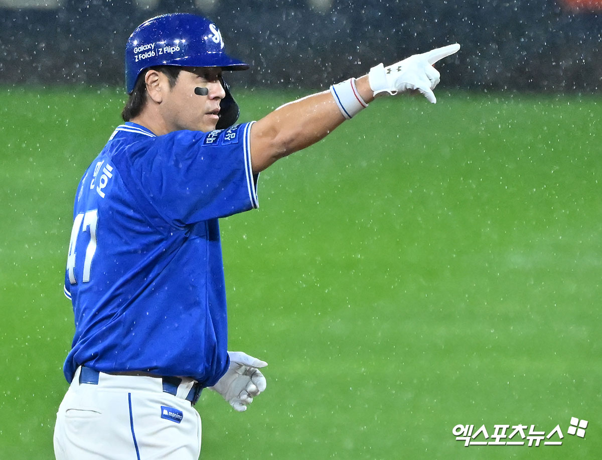 삼성 라이온즈 포수 강민호가 17일 부산 사직야구장에서 열린 2025 신한 SOL Bank KBO리그 롯데 자이언츠와의 팀 간 4차전 및 더블헤더 1차전에서 8회말 수비 중 왼쪽 무릎 부상을 당해 교체됐다. 사진 엑스포츠뉴스 DB