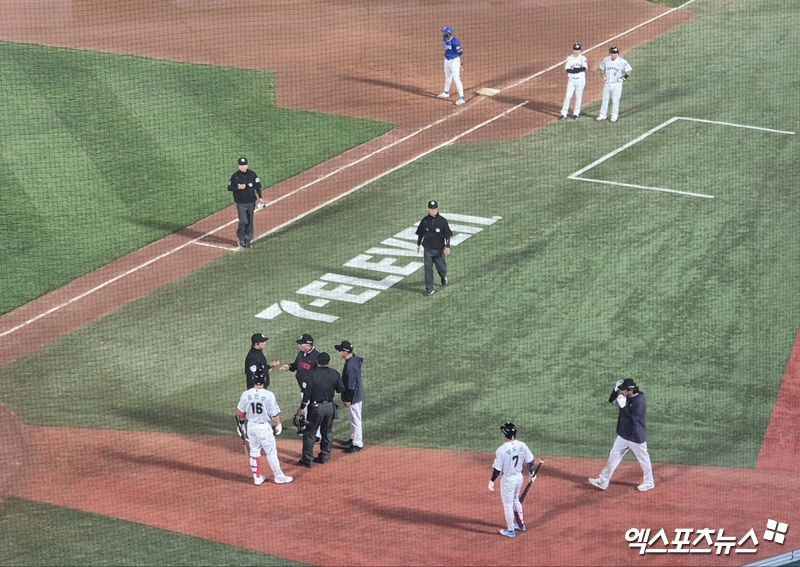 김태형 롯데 자이언츠 감독이 17일 사직야구장에서 열린 삼성 라이온즈와의 더블헤더 2차전에서 비디오 판독 결과에 대한 항의로 퇴장 조치 됐다. 사진 엑스포츠뉴스