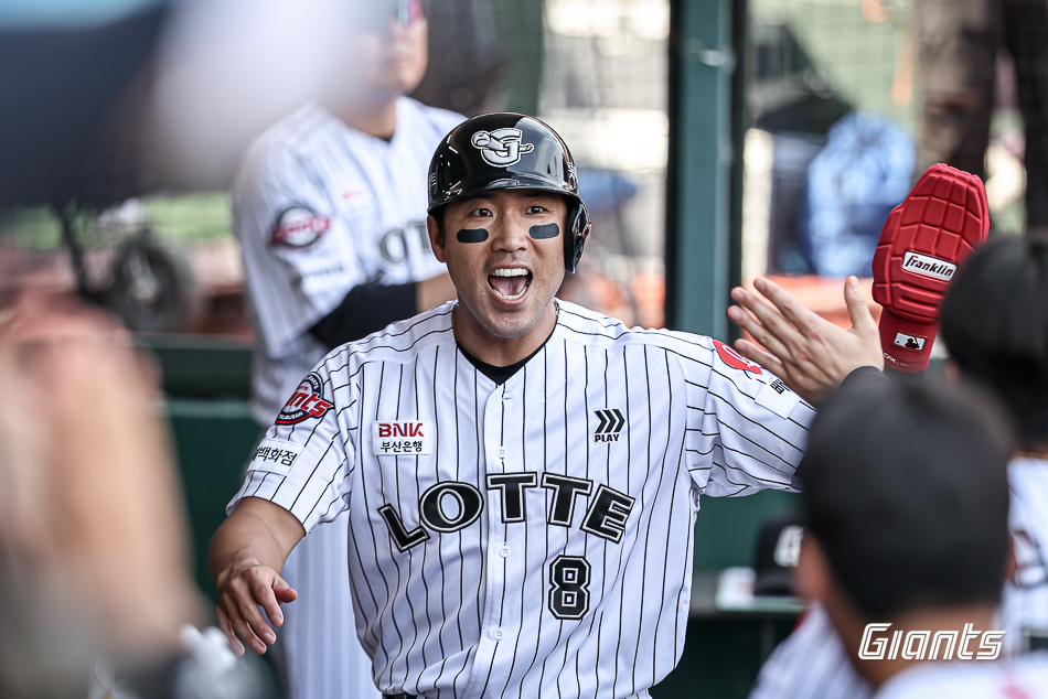 롯데 자이언츠 캡틴 전준우가 17일 부산 사직야구장에서 열린 2025 신한 SOL Bank KBO리그 삼성 라이온즈와의 팀 간 5차전 및 더블헤더 2차전에서 3타수 1안타 1득점으로 팀 승리에 힘을 보탰다. 사진 롯데 자이언츠