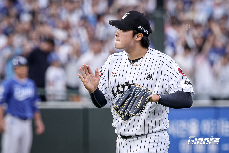 롯데 자이언츠 우완 영건 이민석이 17일 부산 사직야구장에서 열린 2025 신한 SOL Bank KBO리그 삼성 라이온즈와의 팀 간 5차전 및 더블헤더 2차전에 선발등판, 4.1이닝 4실점을 기록했다. 사진 롯데 자이언츠