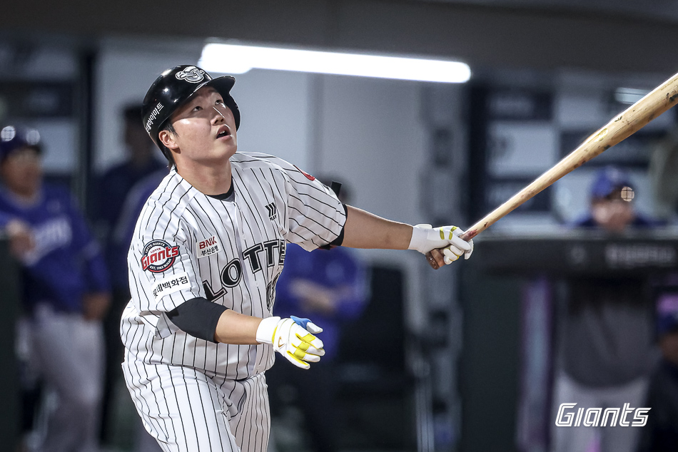 롯데 자이언츠 포수 정보근이 17일 부산 사직야구장에서 열린 2025 신한 SOL Bank KBO리그 삼성 라이온즈와의 팀 간 5차전 및 더블헤더 2차전에서 7회말 우전 안타를 기록, 팀 결승점에 기여했다. 사진 롯데 자이언츠