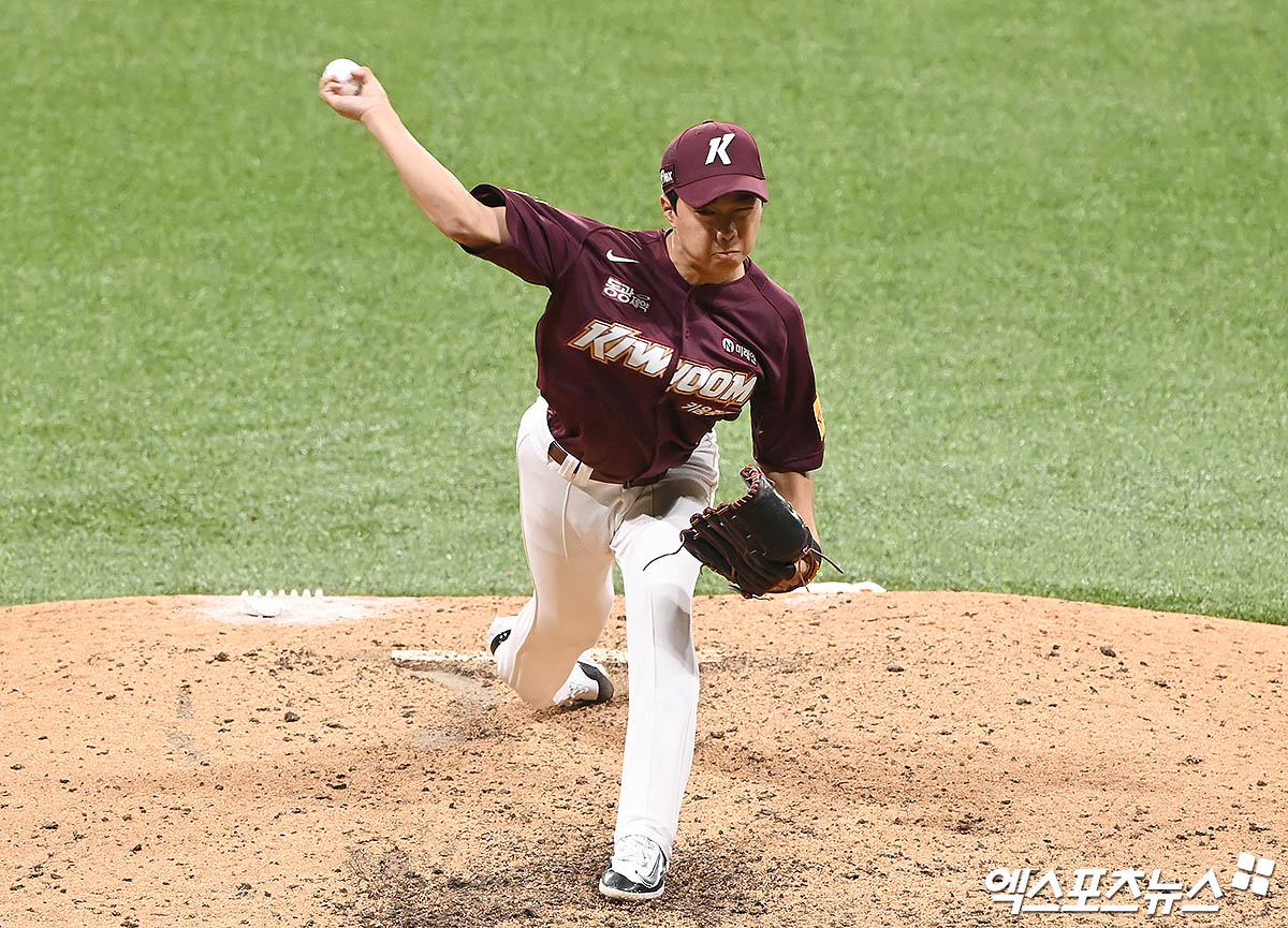 키움 투수 김연주는 17일 울산문수야구장에서 열린 '2025 신한 SOL Bank KBO 리그' NC와 더블헤더 2경기에서 선발 등판했다. 5이닝 1실점을 기록해 생애 첫 선발승을 챙겼다. 엑스포츠뉴스 DB