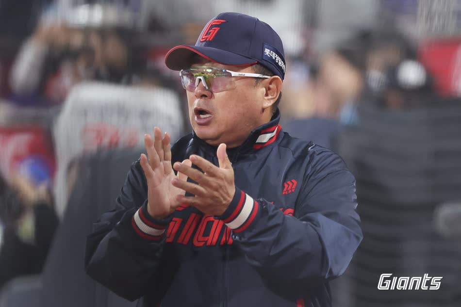 김태형 감독이 이끄는 롯데 자이언츠가 17일 부산 사직야구장에서 열린 2025 신한 SOL Bank KBO리그 삼성 라이온즈와의 더블헤더 1, 2차전을 모두 승리하고 2연승을 내달렸다. 사진 롯데 자이언츠