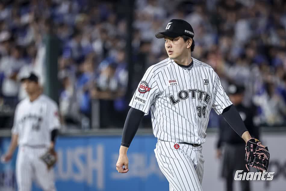 롯데 자이언츠 마무리 투수 김원중이 17일 부산 사직야구장에서 열린 2025 신한 SOL Bank KBO리그 삼성 라이온즈와의 더블헤더 1, 2차전에 모두 등판해 세이브를 기록했다. 사진 롯데 자이언츠