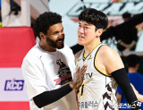 허일영 토닥이는 먼로[포토]