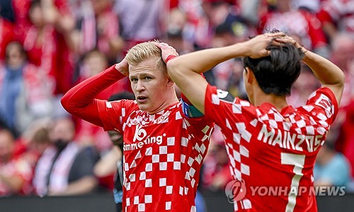 마인츠는 18일(한국시간) 독일 마인츠에 위치한 메바 아레나에서 열린 바이엘 레버쿠젠과의 2024-25시즌 분데스리가 34라운드 최종전에서 2-2 무승부를 거뒀다. 이날 이재성은 선발로 나와 후반 14분 1-2로 지고 있는 상황에서 페널티킥을 유도해 동점을 만드는데 기여했다. 레버쿠젠전 무승부로 마인츠는 승점 52(14승10무10패)를 기록해 분데스리가 6위로 2024-24시즌을 마무리했다. 분데스리가에서 6위를 차지하면서 마인츠는 다음 시즌 유럽축구연맹(UEFA) 유로파 컨퍼런스리그 플레이오프 진출에 성공했다. 연합뉴스