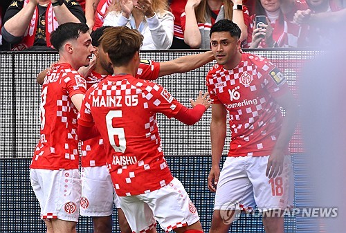 마인츠는 18일(한국시간) 독일 마인츠에 위치한 메바 아레나에서 열린 바이엘 레버쿠젠과의 2024-25시즌 분데스리가 34라운드 최종전에서 2-2 무승부를 거뒀다. 이날 이재성은 선발로 나와 후반 14분 1-2로 지고 있는 상황에서 페널티킥을 유도해 동점을 만드는데 기여했다. 레버쿠젠전 무승부로 마인츠는 승점 52(14승10무10패)를 기록해 분데스리가 6위로 2024-24시즌을 마무리했다. 분데스리가에서 6위를 차지하면서 마인츠는 다음 시즌 유럽축구연맹(UEFA) 유로파 컨퍼런스리그 플레이오프 진출에 성공했다. 연합뉴스