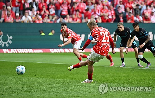 마인츠는 18일(한국시간) 독일 마인츠에 위치한 메바 아레나에서 열린 바이엘 레버쿠젠과의 2024-25시즌 분데스리가 34라운드 최종전에서 2-2 무승부를 거뒀다. 이날 이재성은 선발로 나와 후반 14분 1-2로 지고 있는 상황에서 페널티킥을 유도해 동점을 만드는데 기여했다. 레버쿠젠전 무승부로 마인츠는 승점 52(14승10무10패)를 기록해 분데스리가 6위로 2024-24시즌을 마무리했다. 분데스리가에서 6위를 차지하면서 마인츠는 다음 시즌 유럽축구연맹(UEFA) 유로파 컨퍼런스리그 플레이오프 진출에 성공했다. 연합뉴스