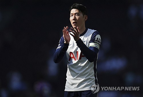 토트넘 사령탑인 안지 포스테코글루 감독은 지난 17일 손흥민이 UEFA 유로파리그 결승전에 출전해 우승에 도전하게 될 거라고 전했다. 포스테코글루 감독은 이날 애스턴 빌라와의 2024-2025시즌 프리미어리그 37라운드 원정 경기 후 기자회견에서 손흥민의 출격을 확언했다. 영국 언론은 부상자가 속출한 토트넘 미드필더에서 손흥민이 선발로 나서 한 자리를 꿰찰 것으로 보도했다. 손흥민이 선발 출전하면 아시아에서 최초로 UEFA 챔피언스리그와 유로파리그 등 두 대회의 결승에 모두 출전한 선수가 된다. 손흥민은 2019년 UEFA 챔피언스리그 결승에 출전한 적이 있다. 연합뉴스