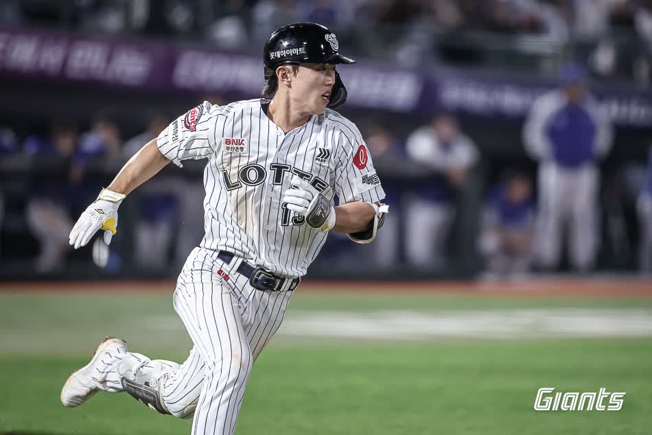 롯데 자이언츠 내야수 전민재가 지난 17일 부산 사직야구장에서 열린 2025 신한 SOL Bank KBO리그 삼성 라이온즈와의 팀 간 5차전 및 더블헤더 2차전에 6번타자 겸 유격수로 선발출전, 4타수 2안타 2타점 1득점을 기록했다. 사진 롯데 자이언츠