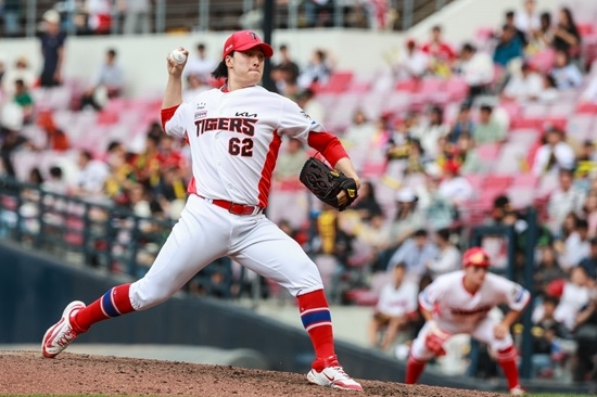 KIA 타이거즈 마무리 투수 정해영이 지난 17일 광주 두산 베어스와 더블헤더 1차전 9회 초 구원 등판해 1이닝 무실점으로 개인 통산 133세이브를 달성했다. 정해영은 이 세이브로 선동열 전 감독과 함께 보유했던 타이거즈 프랜차이즈 최다 세이브 신기록을 작성했다. KIA 타이거즈