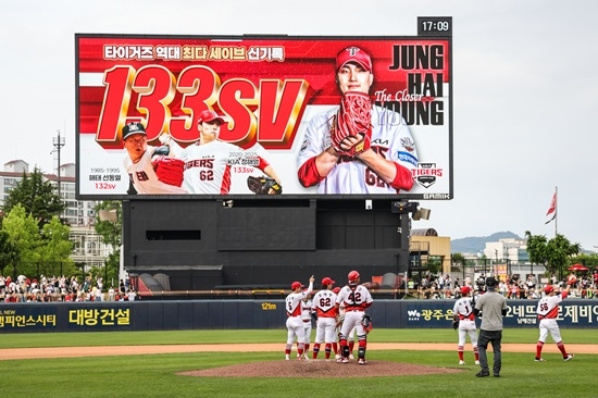 KIA 타이거즈 마무리 투수 정해영이 지난 17일 광주 두산 베어스와 더블헤더 1차전 9회 초 구원 등판해 1이닝 무실점으로 개인 통산 133세이브를 달성했다. 정해영은 이 세이브로 선동열 전 감독과 함께 보유했던 타이거즈 프랜차이즈 최다 세이브 신기록을 작성했다. KIA 타이거즈