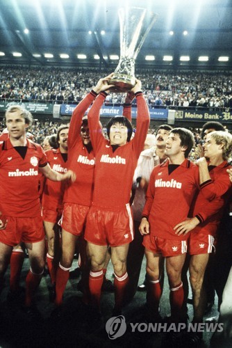 토트넘이 오는 22일 오전 4시(한국시간) 스페인 빌바오에 있는 산마메스에서 맨체스터 유나이티드와 2024-2025시즌 유럽축구연맹(UEFA) 유로파리그 결승전을 치른다.   토트넘은 4강에서 노르웨이 복병 보되/글림트를 제압하고 결승에 진출했다. 맨유는 산마메스를 홈구장으로 쓰는 빌바오(스페인)를 꺾고 결승에 진출해 우승을 다툰다. 연합뉴스