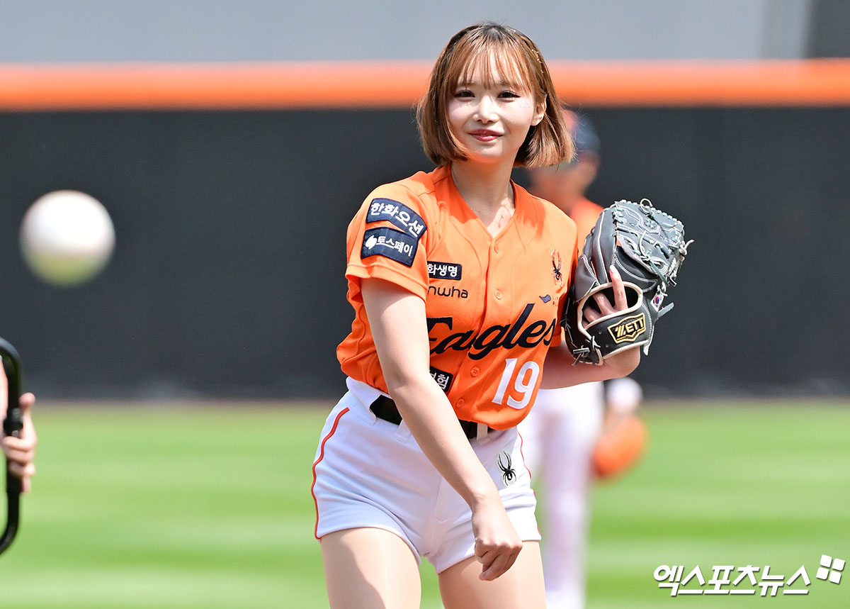  한화는 18일 대전 한화생명볼파크에서 열린 '2025 신한 SOL 뱅크 KBO리그 SSG 랜더스와의 홈경기에서 1만7000석 전석 매진을 달성했다고 알렸다. 4월 13일 키움 히어로즈전부터 시작한 홈 경기 연속 만원 관중 행진은 18경기째로 이어져 한화는 KBO리그 이 부문 신기록을 썼다. 아울러 홈·원정 20경기 연속 매진 신기록도 작성했다. 이날까지 한화는 25경기에서 총 관중은 42만2268명을 기록, 경기당 평균 1만6891명을 찍었다. 좌석점유율이 99.3572%다. 대전, 김한준 기자