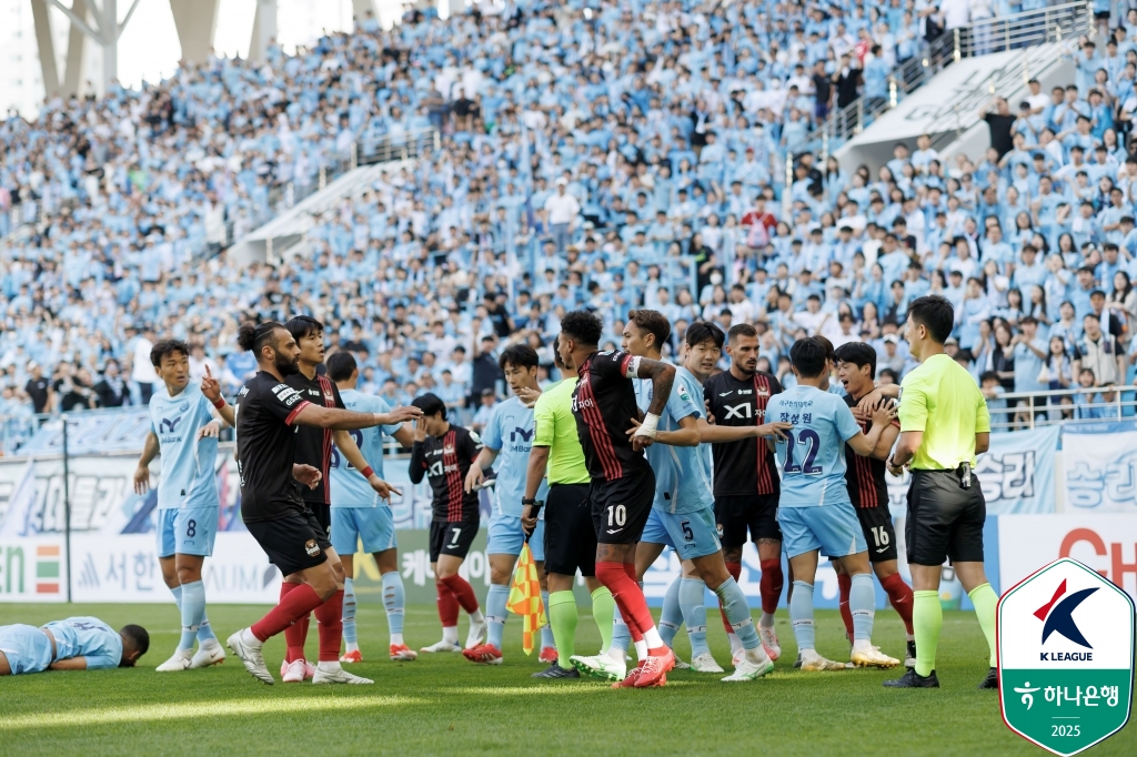 김기동 감독이 이끄는 서울은 18일 대구iM뱅크PARK에서 열린 대구FC와의 하나은행 K리그1 2025 14라운드 원정 경기에서 후반 3분 터진 둑스의 선제 결승골을 잘 지켜 1-0으로 승리했다. 지난 3월 29일 대구와의 맞대결 승리 후 7경기에서 4무3패로 승리가 없었던 서울은 다시 대구를 제물로 8경기 만에 승리를 거둬 승점 3을 추가했다. 4승6무4패, 승점 18이 되면서 7위로 뛰어올랐다.