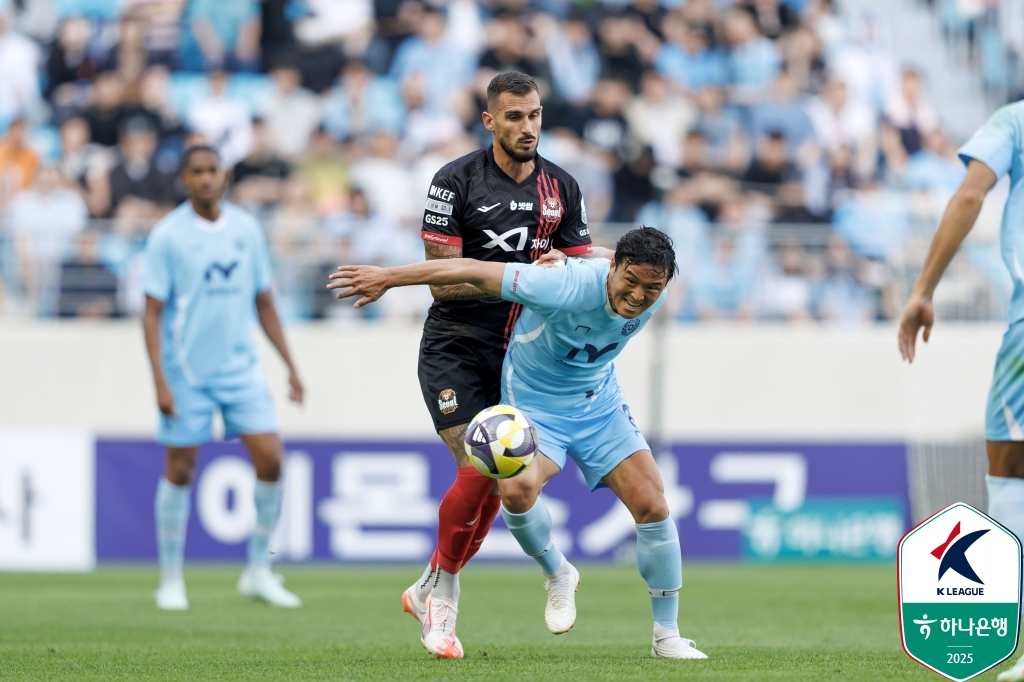 김기동 감독이 이끄는 서울은 18일 대구iM뱅크PARK에서 열린 대구FC와의 하나은행 K리그1 2025 14라운드 원정 경기에서 후반 3분 터진 둑스의 선제 결승골을 잘 지켜 1-0으로 승리했다. 지난 3월 29일 대구와의 맞대결 승리 후 7경기에서 4무3패로 승리가 없었던 서울은 다시 대구를 제물로 8경기 만에 승리를 거둬 승점 3을 추가했다. 4승6무4패, 승점 18이 되면서 7위로 뛰어올랐다.