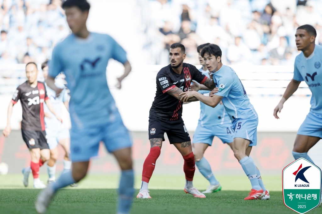 김기동 감독이 이끄는 서울은 18일 대구iM뱅크PARK에서 열린 대구FC와의 하나은행 K리그1 2025 14라운드 원정 경기에서 후반 3분 터진 둑스의 선제 결승골을 잘 지켜 1-0으로 승리했다. 지난 3월 29일 대구와의 맞대결 승리 후 7경기에서 4무3패로 승리가 없었던 서울은 다시 대구를 제물로 8경기 만에 승리를 거둬 승점 3을 추가했다. 4승6무4패, 승점 18이 되면서 7위로 뛰어올랐다.