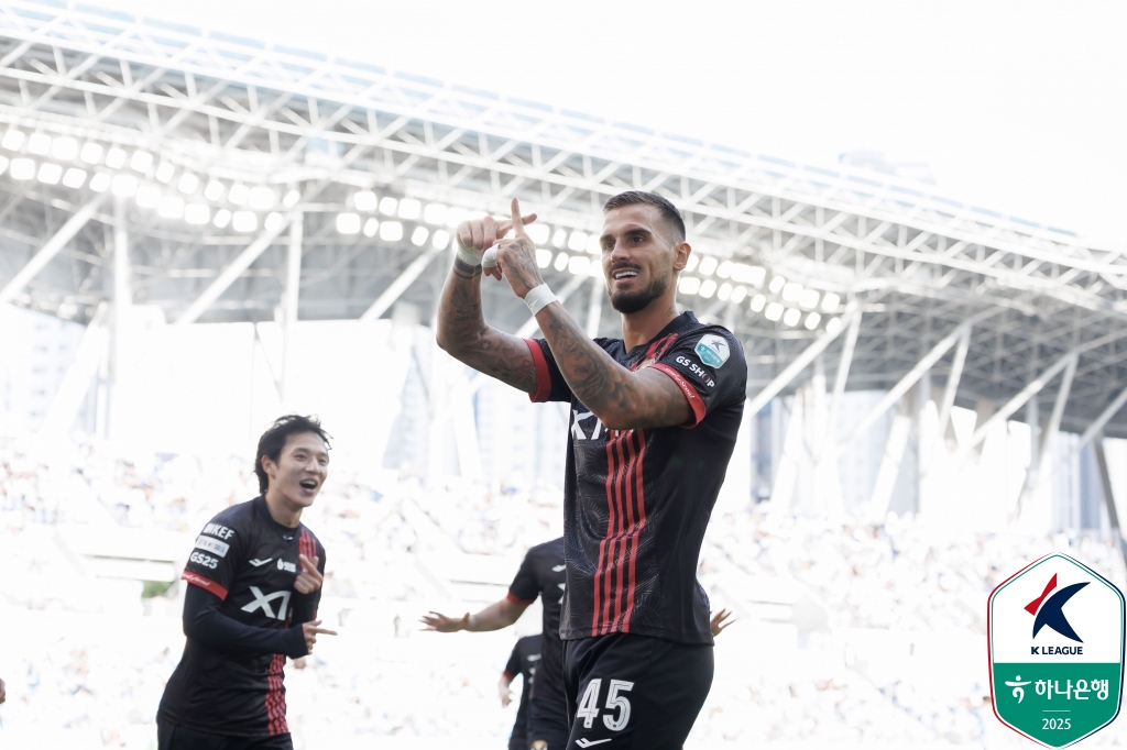 김기동 감독이 이끄는 서울은 18일 대구iM뱅크PARK에서 열린 대구FC와의 하나은행 K리그1 2025 14라운드 원정 경기에서 후반 3분 터진 둑스의 선제 결승골을 잘 지켜 1-0으로 승리했다. 지난 3월 29일 대구와의 맞대결 승리 후 7경기에서 4무3패로 승리가 없었던 서울은 다시 대구를 제물로 8경기 만에 승리를 거둬 승점 3을 추가했다. 4승6무4패, 승점 18이 되면서 7위로 뛰어올랐다.