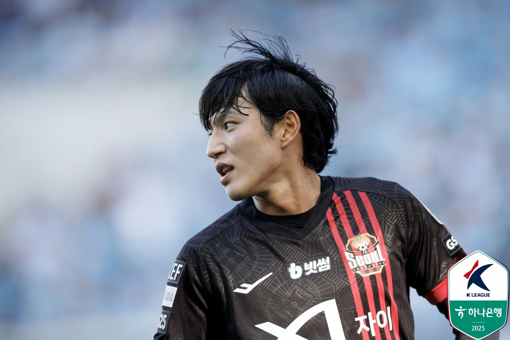 김기동 감독이 이끄는 서울은 18일 대구iM뱅크PARK에서 열린 대구FC와의 하나은행 K리그1 2025 14라운드 원정 경기에서 후반 3분 터진 둑스의 선제 결승골을 잘 지켜 1-0으로 승리했다. 지난 3월 29일 대구와의 맞대결 승리 후 7경기에서 4무3패로 승리가 없었던 서울은 다시 대구를 제물로 8경기 만에 승리를 거둬 승점 3을 추가했다. 4승6무4패, 승점 18이 되면서 7위로 뛰어올랐다.