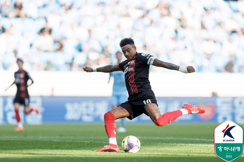 김기동 감독이 이끄는 서울은 18일 대구iM뱅크PARK에서 열린 대구FC와의 하나은행 K리그1 2025 14라운드 원정 경기에서 후반 3분 터진 둑스의 선제 결승골을 잘 지켜 1-0으로 승리했다. 지난 3월 29일 대구와의 맞대결 승리 후 7경기에서 4무3패로 승리가 없었던 서울은 다시 대구를 제물로 8경기 만에 승리를 거둬 승점 3을 추가했다. 4승6무4패, 승점 18이 되면서 7위로 뛰어올랐다.