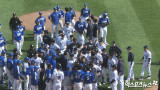 [속보] 김태형 감독 폭발! 삼성과 벤치클리어링 또 벌어졌다…헤드샷 사구+머리 향한 위협구→양팀 선수 뛰쳐나와 (부산 현장) 