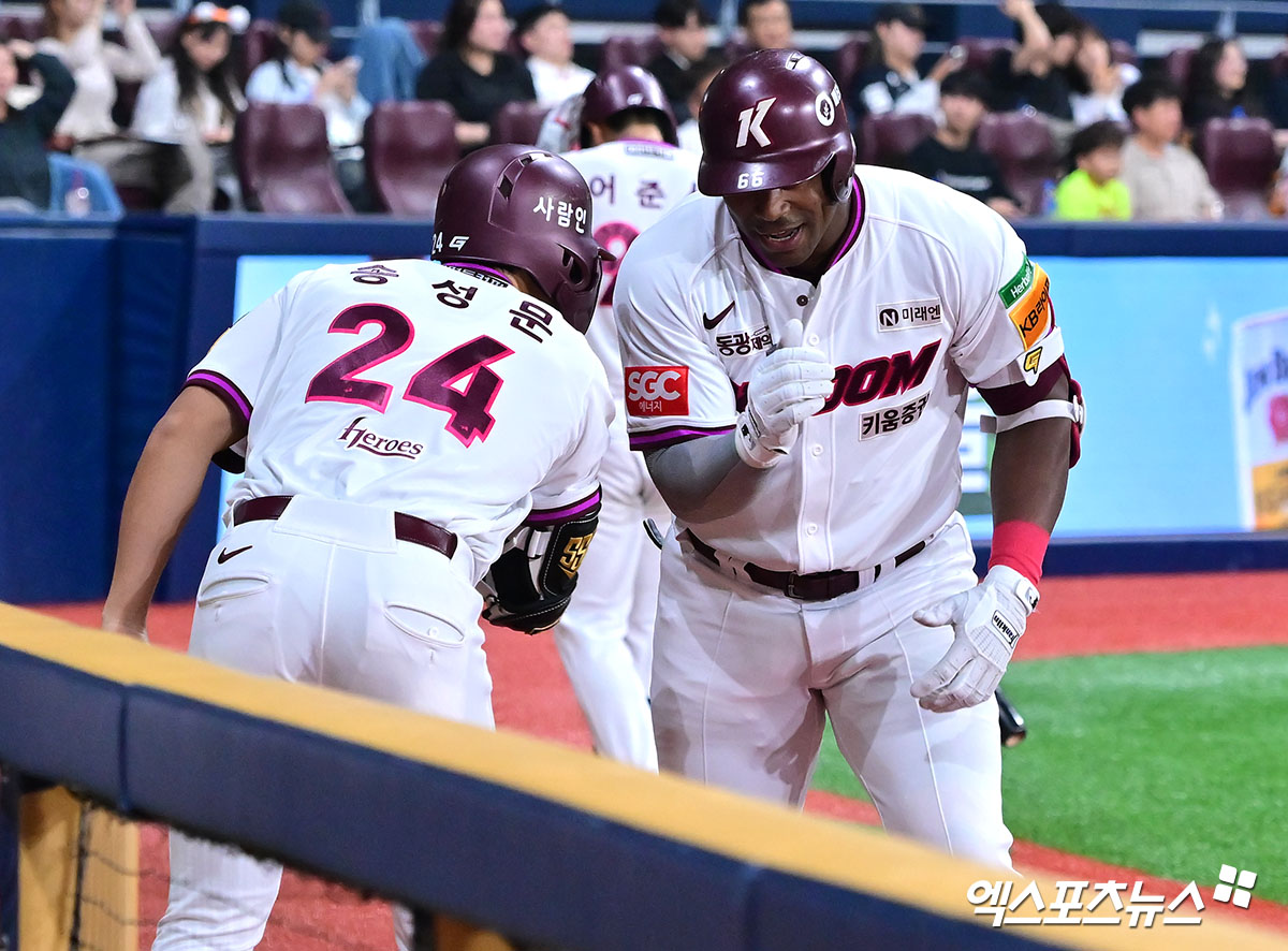 9일 오후 서울 구로구 고척스카이돔에서 열린 '2025 신한 SOL Bank KBO리그' 한화 이글스와 키움 히어로즈의 경기, 4회말 키움 푸이그가 솔로 홈런을 날린 후 기뻐하고 있다. 엑스포츠뉴스 DB