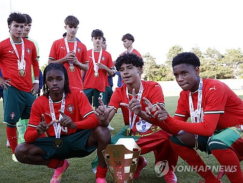 포르투갈 U-15 축구 국가대표팀이 19일(한국시간) 크로아티아에 있는 스베티 마르틴 나 무리에서 열린 크로아티아와의 2025 브라트코 마르코비치 국제 U-15 축구 친선 대회에서 3-2로 승리했다. 호날두 주니어가 이날 멀티 골을 터뜨리면서 이번 대회 우승의 주역 중 한 명이 됐다. 연합뉴스