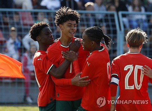 포르투갈 U-15 축구 국가대표팀이 19일(한국시간) 크로아티아에 있는 스베티 마르틴 나 무리에서 열린 크로아티아와의 2025 브라트코 마르코비치 국제 U-15 축구 친선 대회에서 3-2로 승리했다. 호날두 주니어가 이날 멀티 골을 터뜨리면서 이번 대회 우승의 주역 중 한 명이 됐다. 연합뉴스
