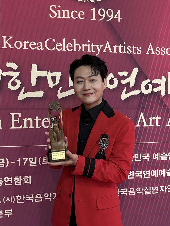 민수현, 대한민국 연예예술상 네티즌상 수상! '젓가락 장단'으로 대세 입증