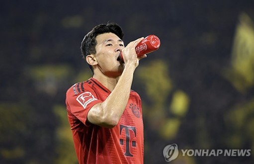 스카이스포츠 독일은 '김민재는 뮌헨에서 언터쳐블로 여겨지지 않는다. 구단이 그를 판매하려고 하지 않지만, 그들은 여름에 적합한 제안을 듣는 데 열려 있을 것'이라며 '만약 그가 떠난다면, 뮌헨은 재투자해야 한다. 그렇지 않으면 현재 뮌헨은 다음 시즌 김민재, 우파메카노, 이토 히로키, 그리고 요시프 스타니시치를 센터백 옵션으로 계획하고 있다'라고 보도했다. '빌트'는 '뮌헨이 만약 4000만 유로(약 625억원)에서 5000만 유로(약 781억원) 사이의 적절한 제안이 온다면 김민재를 판매할 준비가 되어 있을 것이다. 김민재는 여름에 적절한 제안이 온다면 이적을 고려하고 있다. 양측 모두 대화에 열려있을 것'이라고 이적설을 부추겼다. 스카이스포츠 독일은 김민재에게 첼시, 뉴캐슬 유나이티드(이상 잉글랜드), 그리고 유벤투스(이탈리아)가 모두 관심을 드러냈다고 전하기도 했다. 연합뉴스