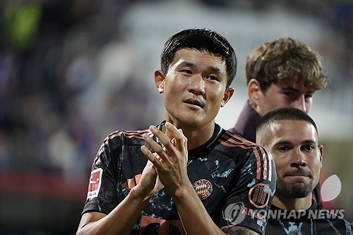 스카이스포츠 독일은 '김민재는 뮌헨에서 언터쳐블로 여겨지지 않는다. 구단이 그를 판매하려고 하지 않지만, 그들은 여름에 적합한 제안을 듣는 데 열려 있을 것'이라며 '만약 그가 떠난다면, 뮌헨은 재투자해야 한다. 그렇지 않으면 현재 뮌헨은 다음 시즌 김민재, 우파메카노, 이토 히로키, 그리고 요시프 스타니시치를 센터백 옵션으로 계획하고 있다'라고 보도했다. '빌트'는 '뮌헨이 만약 4000만 유로(약 625억원)에서 5000만 유로(약 781억원) 사이의 적절한 제안이 온다면 김민재를 판매할 준비가 되어 있을 것이다. 김민재는 여름에 적절한 제안이 온다면 이적을 고려하고 있다. 양측 모두 대화에 열려있을 것'이라고 이적설을 부추겼다. 스카이스포츠 독일은 김민재에게 첼시, 뉴캐슬 유나이티드(이상 잉글랜드), 그리고 유벤투스(이탈리아)가 모두 관심을 드러냈다고 전하기도 했다. 연합뉴스