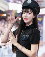 남민정, 야구장서 터진 섹시함…'경찰 제복' 차림에 팬들 난리 