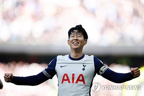 손흥민이 소속팀인 잉글리시 프리미어리그 토트넘 홋스퍼 선수단과 함께 유럽축구연맹(UEFA) 유로파리그 경기 장소인 스페인 빌바오에 도착했다. 토트넘은 오는 22일 오전 4시 빌바오의 산 마메스 경기장에서 맨체스터 유나이티드와 결승전 단판승부를 치른다. 연합뉴스