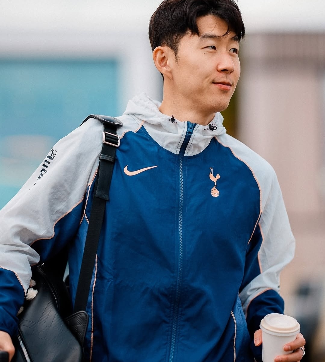 손흥민이 소속팀인 잉글리시 프리미어리그 토트넘 홋스퍼 선수단과 함께 유럽축구연맹(UEFA) 유로파리그 경기 장소인 스페인 빌바오에 도착했다. 토트넘은 오는 22일 오전 4시 빌바오의 산 마메스 경기장에서 맨체스터 유나이티드와 결승전 단판승부를 치른다. 토트넘 SNS
