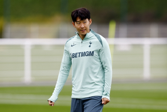 손흥민이 소속팀인 잉글리시 프리미어리그 토트넘 홋스퍼 선수단과 함께 유럽축구연맹(UEFA) 유로파리그 경기 장소인 스페인 빌바오에 도착했다. 토트넘은 오는 22일 오전 4시 빌바오의 산 마메스 경기장에서 맨체스터 유나이티드와 결승전 단판승부를 치른다. 연합뉴스