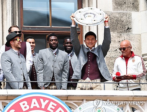 영국 '스포츠 바이블'은 19일 김민재가 방출 명단에 포함됐다는 사실을 전하며 '뮌헨이 김민재를 5000만 유로(약 781억원)에 영입했지만, 현재 40% 저렴한 금액에 매각하려 하고 있다. 이는 충격적인 가격'이라고 보도했다. 김민재를 이적할 때 사용했던 원금조차 회수하려 하지 않는 의도로 보이는 해당 이적료 책정은 김민재의 빠른 매각을 통한 현금 자산 확보를 위한 것으로 보인다. 글로벌 스포츠 매체 '골닷컴' 역시 이에 대해 '뮌헨은 손해를 감수하고서라도 이번 여름 김민재 매각을 추진할 계획'이라며, 구단 내부적으로 매각이 거의 기정사실화된 분위기임을 강조하기도 했다. 연합뉴스